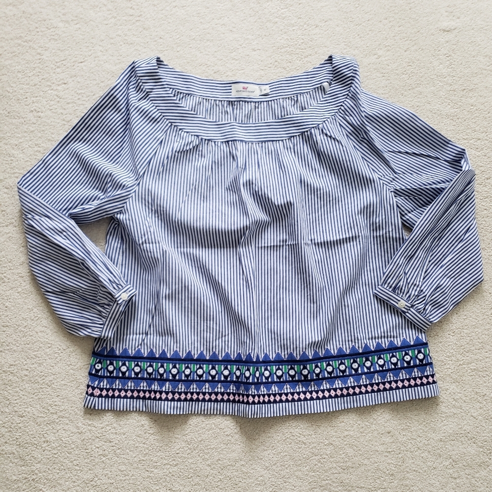 Vineyard Vines Geo Prep Embroidered Open Neck Top in Marlin szM